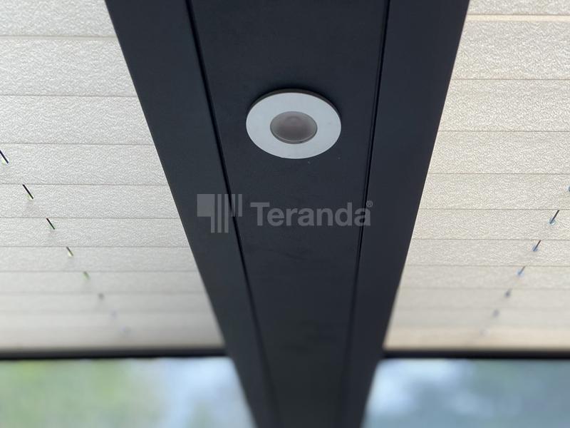Teranda Terrassendach aus Alu mit Plissee Sonnenschutz PL15 mano in Off White Farbe und Led Beleuchtung Detailansicht
