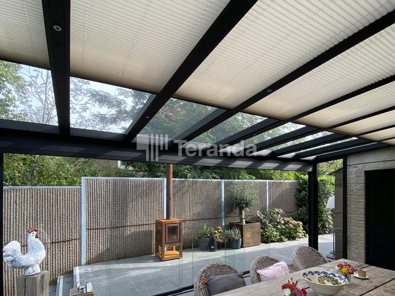 Teranda Terrassendach aus Alu mit Seitenwände aus Glas, LED Beleuchtung und Plissee Sonnenschutz PL15 mano in Off White Farbe