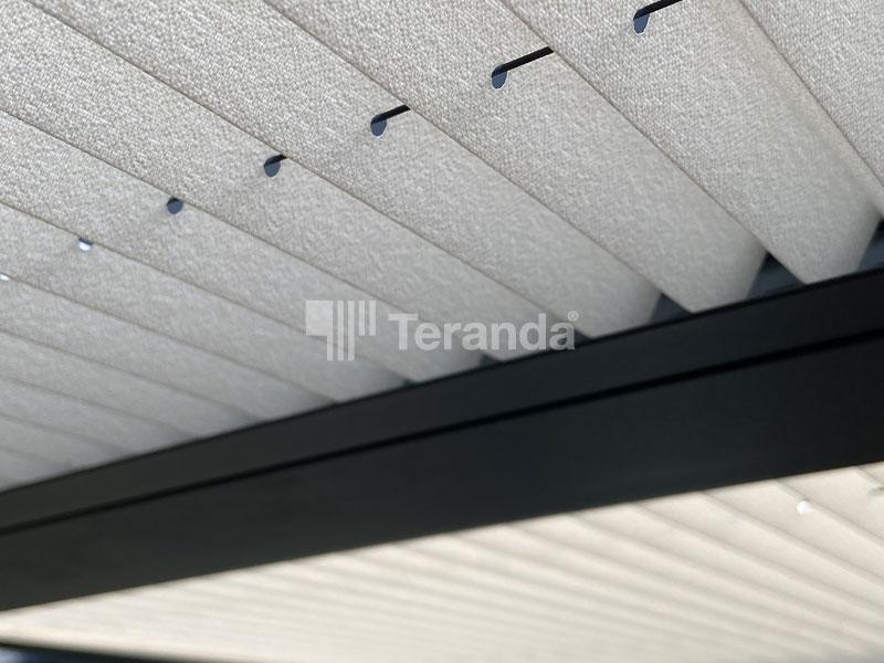 Teranda Terrassendach aus Alu mit Seitenwände aus Glas, LED Beleuchtung und Plissee Sonnenschutz PL15 mano in Off White Farbe, close up