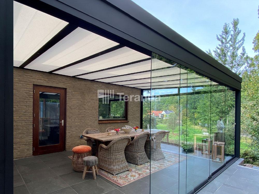 Teranda Terrassendach aus Alu mit Seitenwände aus Glas und Plissee Sonnenschutz PL15 mano in Off White Farbe, sicht nach Haus
