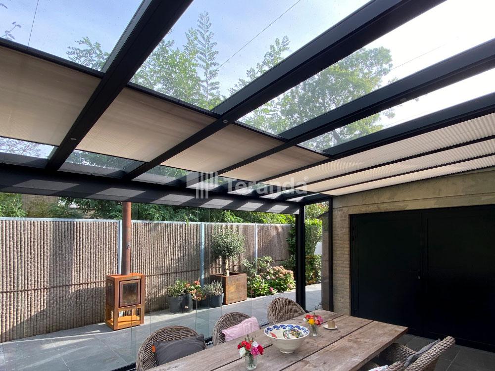 Teranda Terrassendach aus Alu mit Seitenwände aus Glas und Plissee Sonnenschutz PL15 mano in Off White Farbe, sicht unter Überdachung