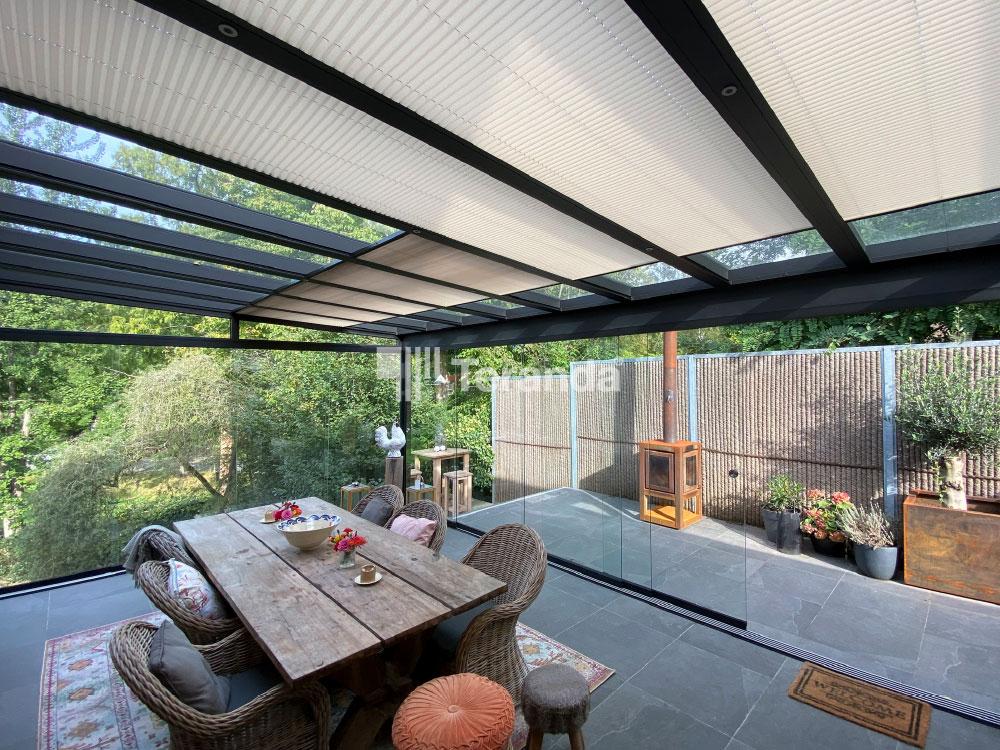Teranda Terrassendach aus Alu mit Plissee Sonnenschutz PL15 mano in Off White Farbe Detailansicht