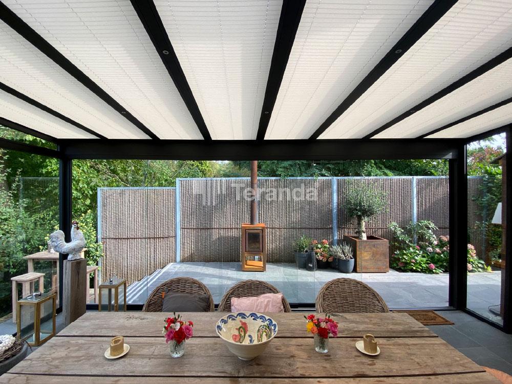 Teranda Terrassendach aus Alu mit Seitenwände aus Glas und Plissee Sonnenschutz PL15 mano in Off White Farbe