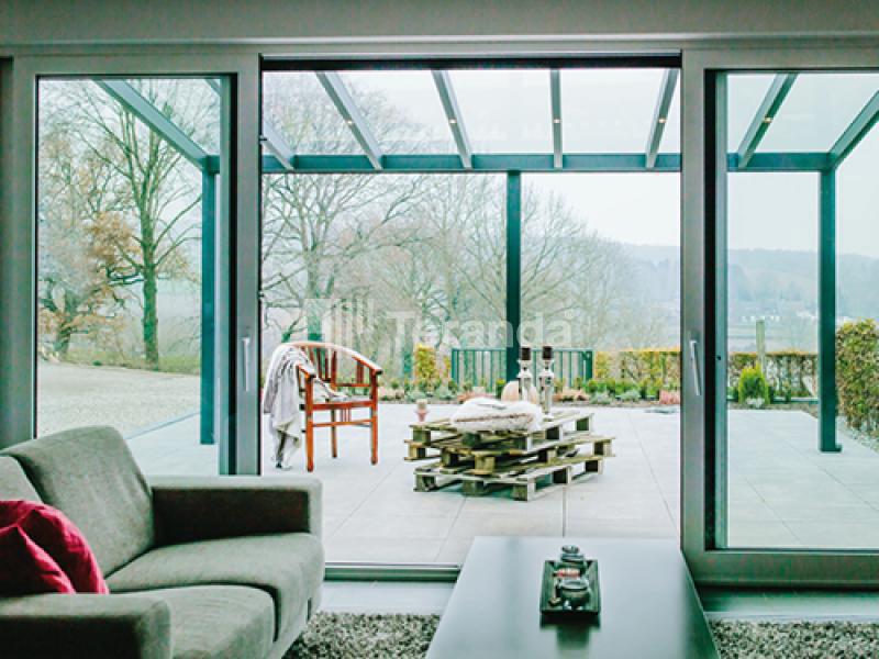 Teranda Aluminium Terrassenüberdachung mit Eindeckung aus Glas und LED Beleuchtung