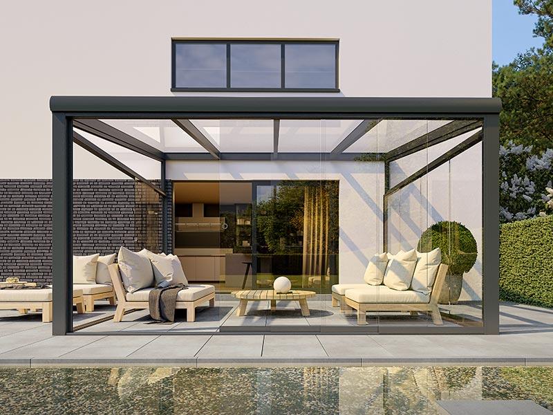 Teranda Alu Terrassenüberdachung mit Glas Dacheindeckung, Seitenwände und Schiebewand aus Glas.