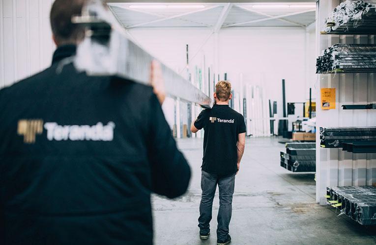 Teranda entwickelt und produziert Profilsysteme selbst und verfügt über eigene Logistik und Transportmittel. Somit bieten wir Ihnen von der Produktion bis zur Lieferung alles aus einer Hand.